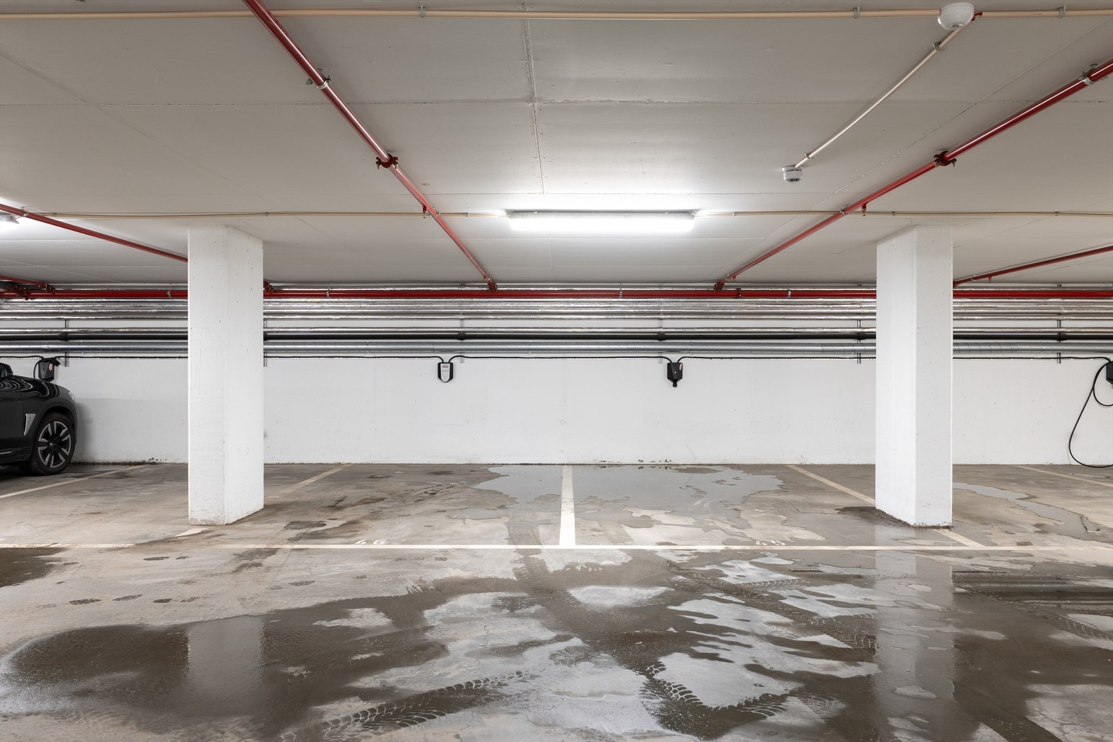 Med leiligheten følger to biloppstillingsplasser i garasjeanlegget, merket 45 og 46. Én lader er montert. Galleribilde