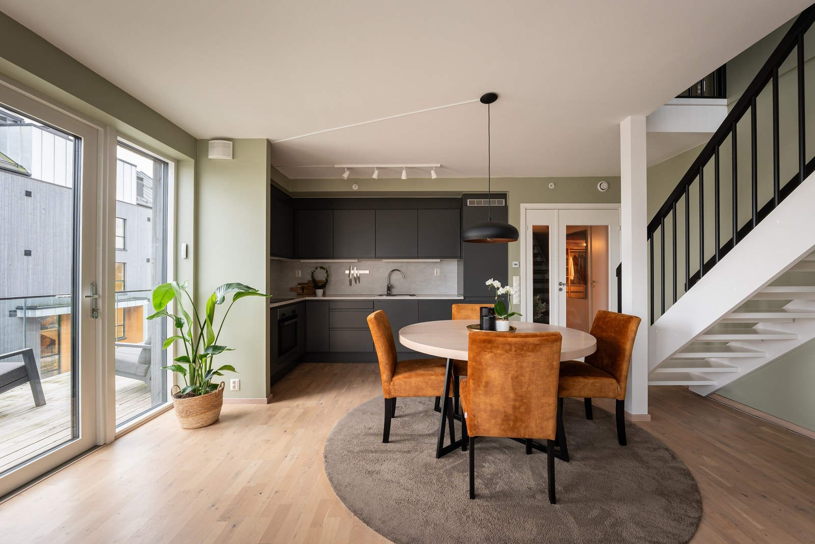 Kjøkkenet har moderne og stilsikker kvalitetsinnredning fra Sigdal. Galleribilde