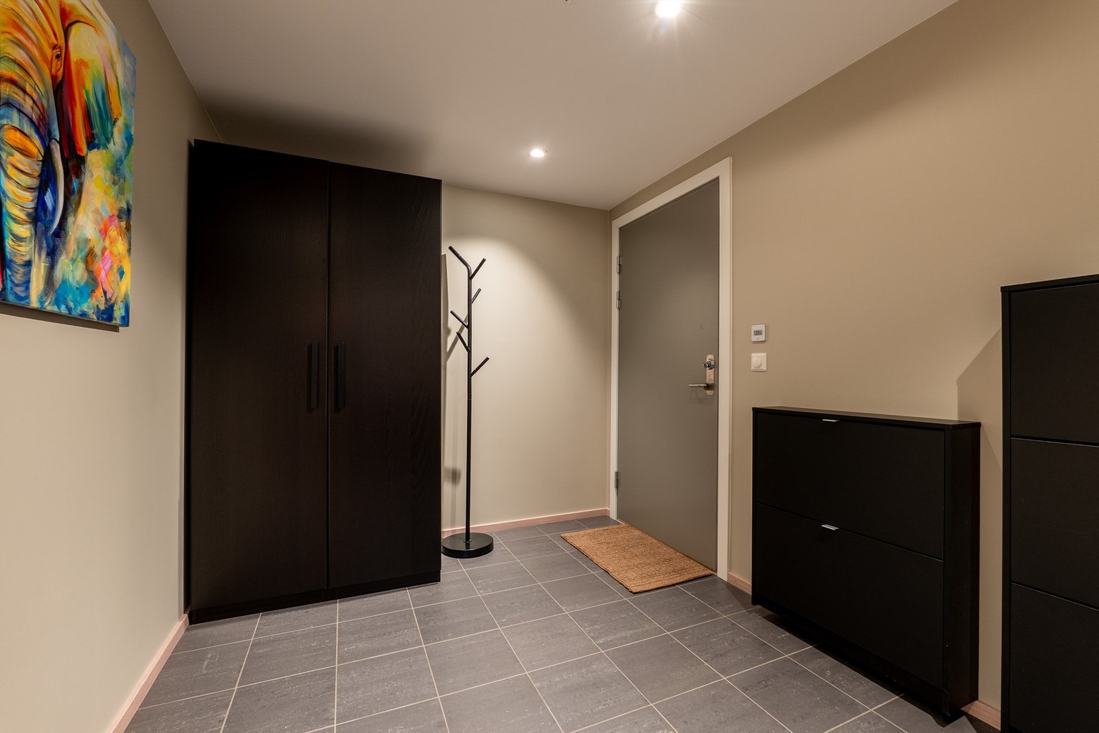 Entreen har flislagt gulv, en overflate som er både robust og praktisk i møte med elementene utenfra. Galleribilde