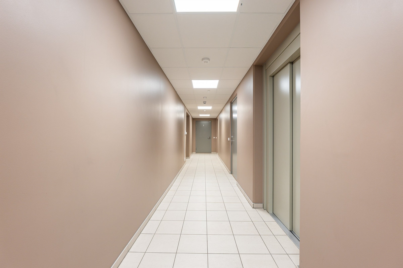 Heis gir enkel tilgang til alle etasjer i bygget, kjeller og loft inkludert. Galleribilde