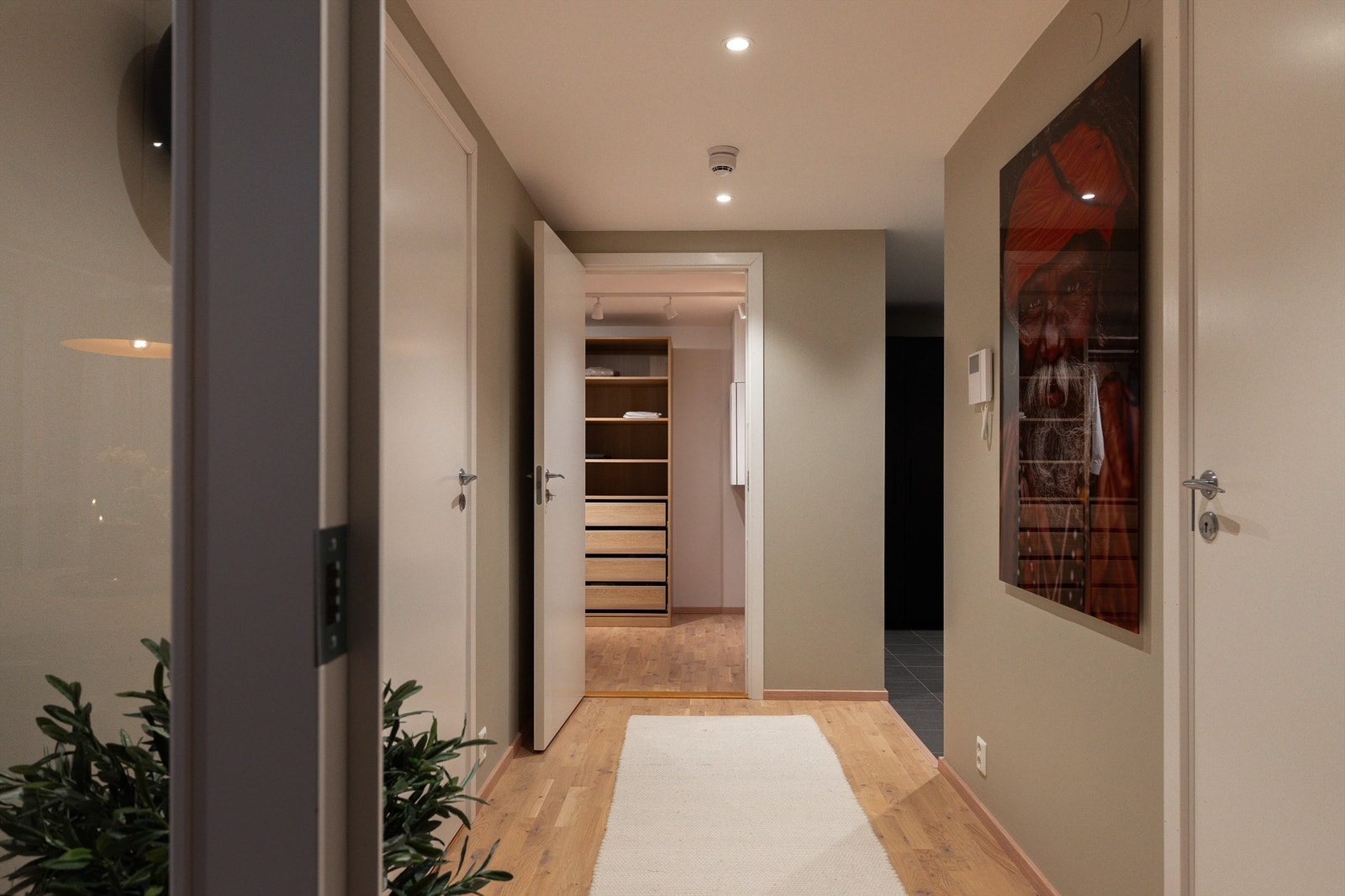 Soverommene er samlet langs gangen, i praktisk nærhet av badet. Hovedsoverommet har adkomst gjennom walk-in closet. Galleribilde