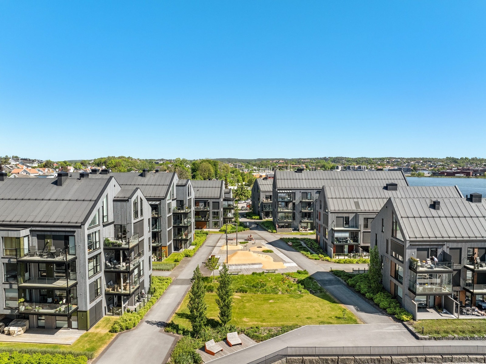 Bruket Brygge fikk i 2021 den nasjonale utmerkelsen "Årets leilighetsprosjekt". Juryen trekker frem de flotte utearealene med gangveier, plasser og bryggepromenade i sin begrunnelse. Galleribilde