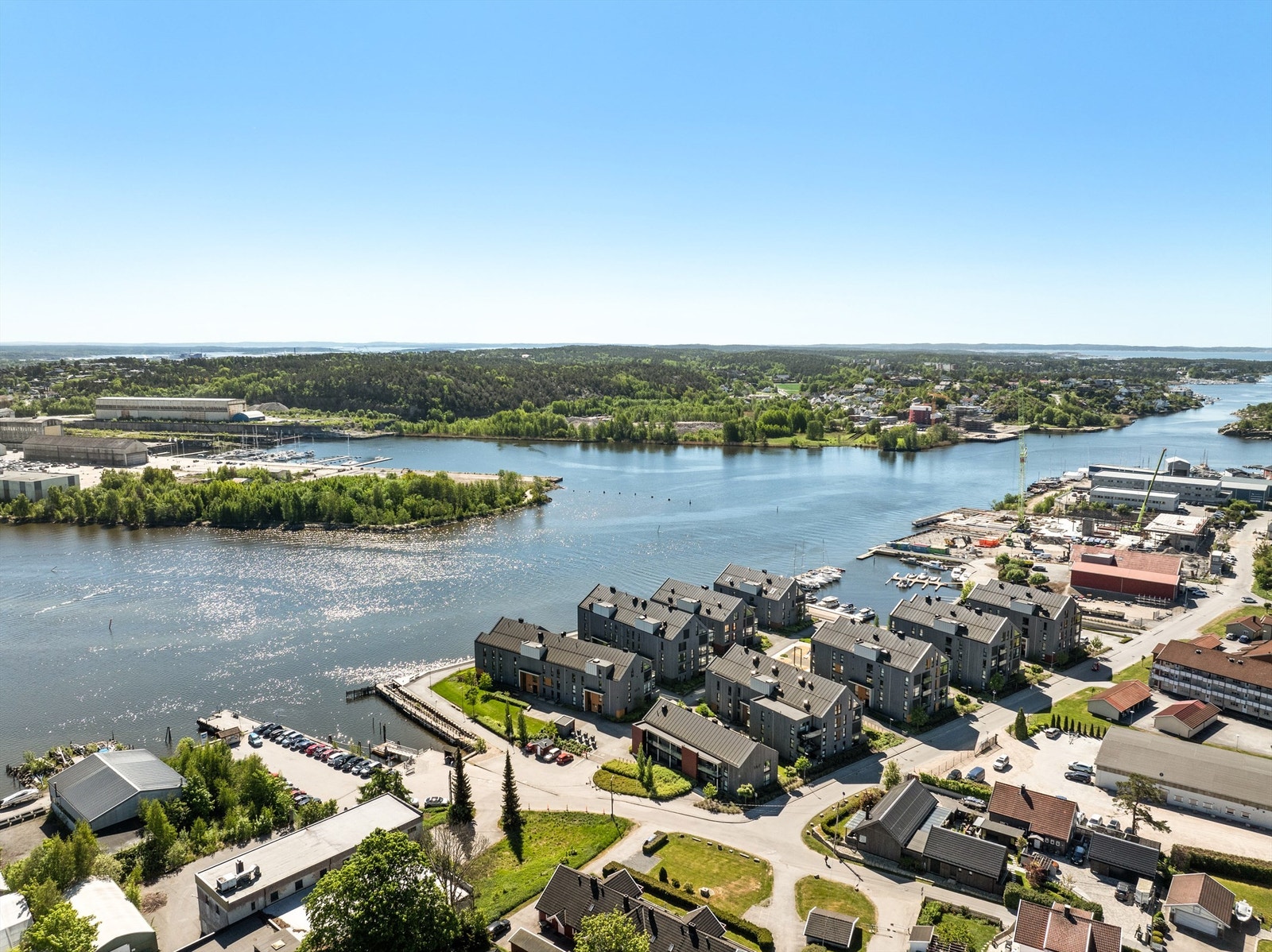 Ytterst mot Vesterelven og innenfor byområdet ligger populære Bruket Brygge. Gratis ferge tar deg til byen på kun 10 minutter. Galleribilde