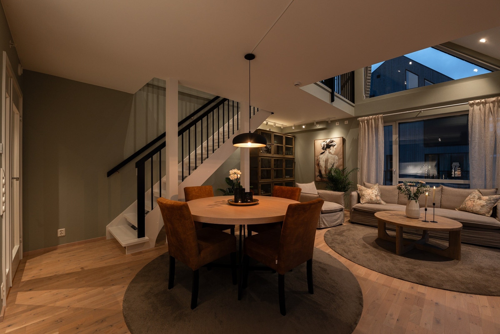 Stuen er effektfullt lyssatt med spotter på skinner og i himlingen som kan dimmes til ønsket styrke. Galleribilde