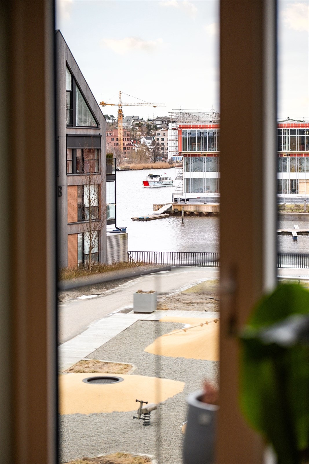 Siktlinje til Vesterelven sees også fra både sofakroken og spisegruppen i stuen. Galleribilde