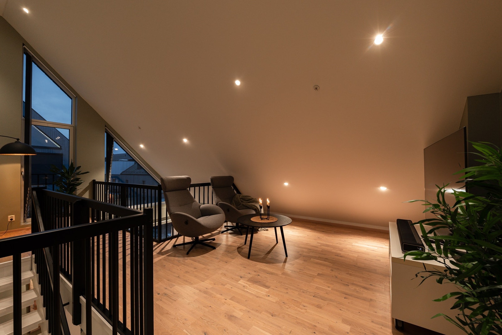 Hemsen er en tilbaketrukken avdeling i høyden og passer perfekt som TV-stue. Galleribilde