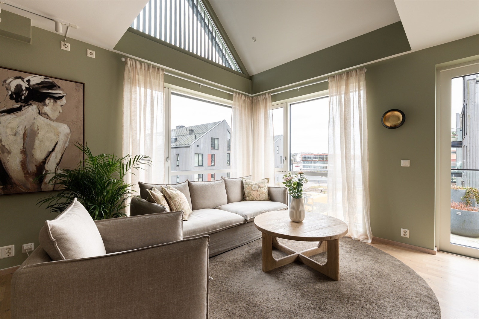 De mange store vinduene fyller stuen med naturlig lys - også ovenfra. Galleribilde