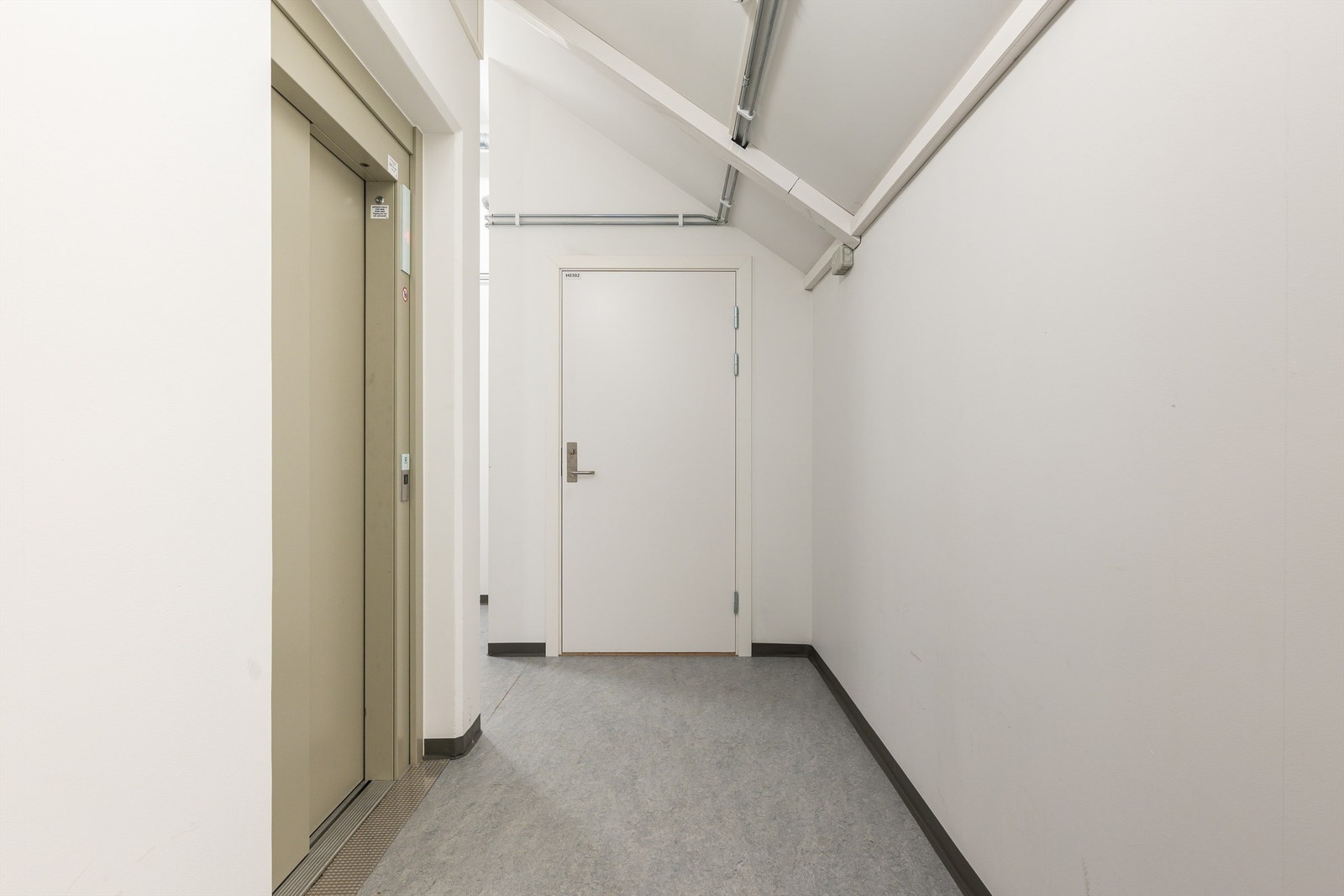 På loftet disponerer leiligheten en stor bod med nesten 10 kvm. gulvflate. Galleribilde