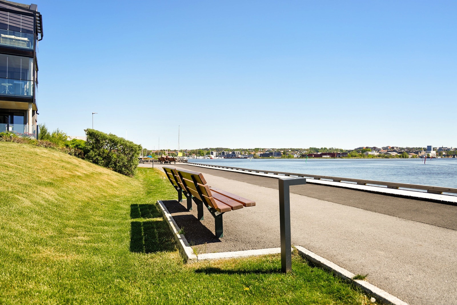Langs elven er det anlagt promenade og lagt ut flytebrygger som er velegnet blant annet for sjøsetting av kajakk. Galleribilde