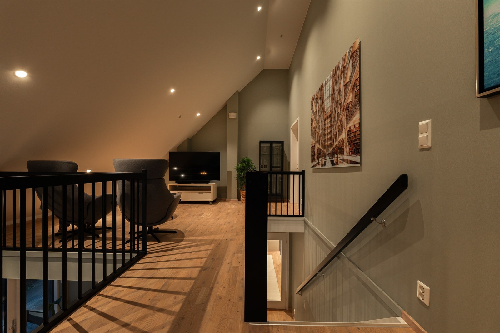 Fra hemsen er det mulig å gå rett ut på fellesareal på loftet. Galleribilde