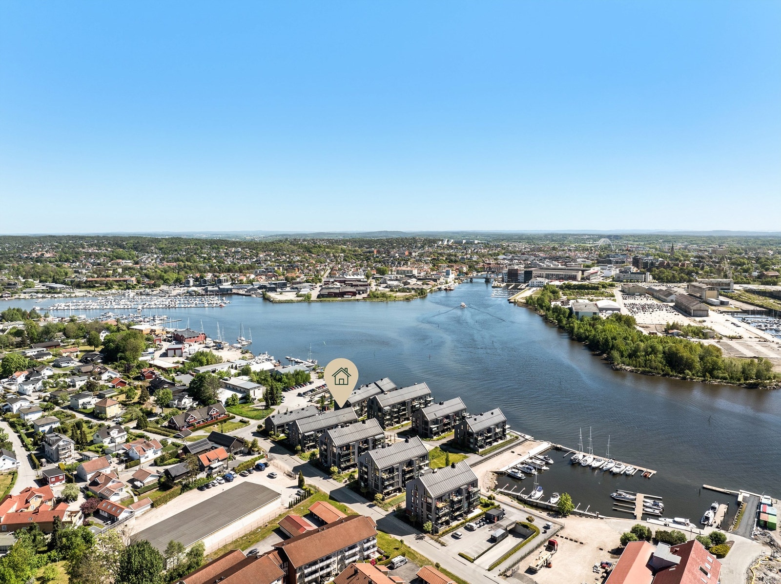 Bruket brygge ligger i flotte maritime omgivelser med byferga et stenkast unna. Galleribilde