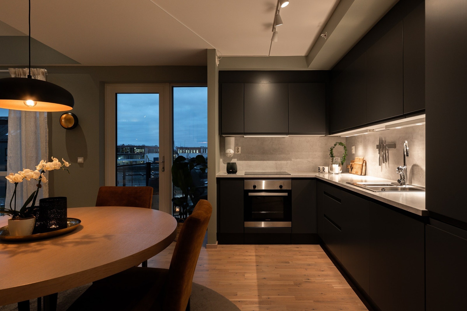 Hvitevarene på kjøkkenet er alle integrert og medfølger leiligheten. Galleribilde