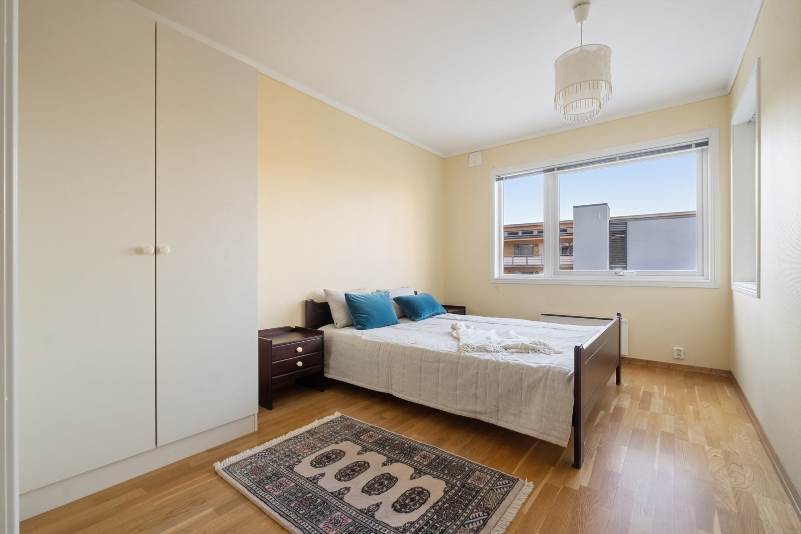 Videre byr leiligheten på to romslige soverom Galleribilde