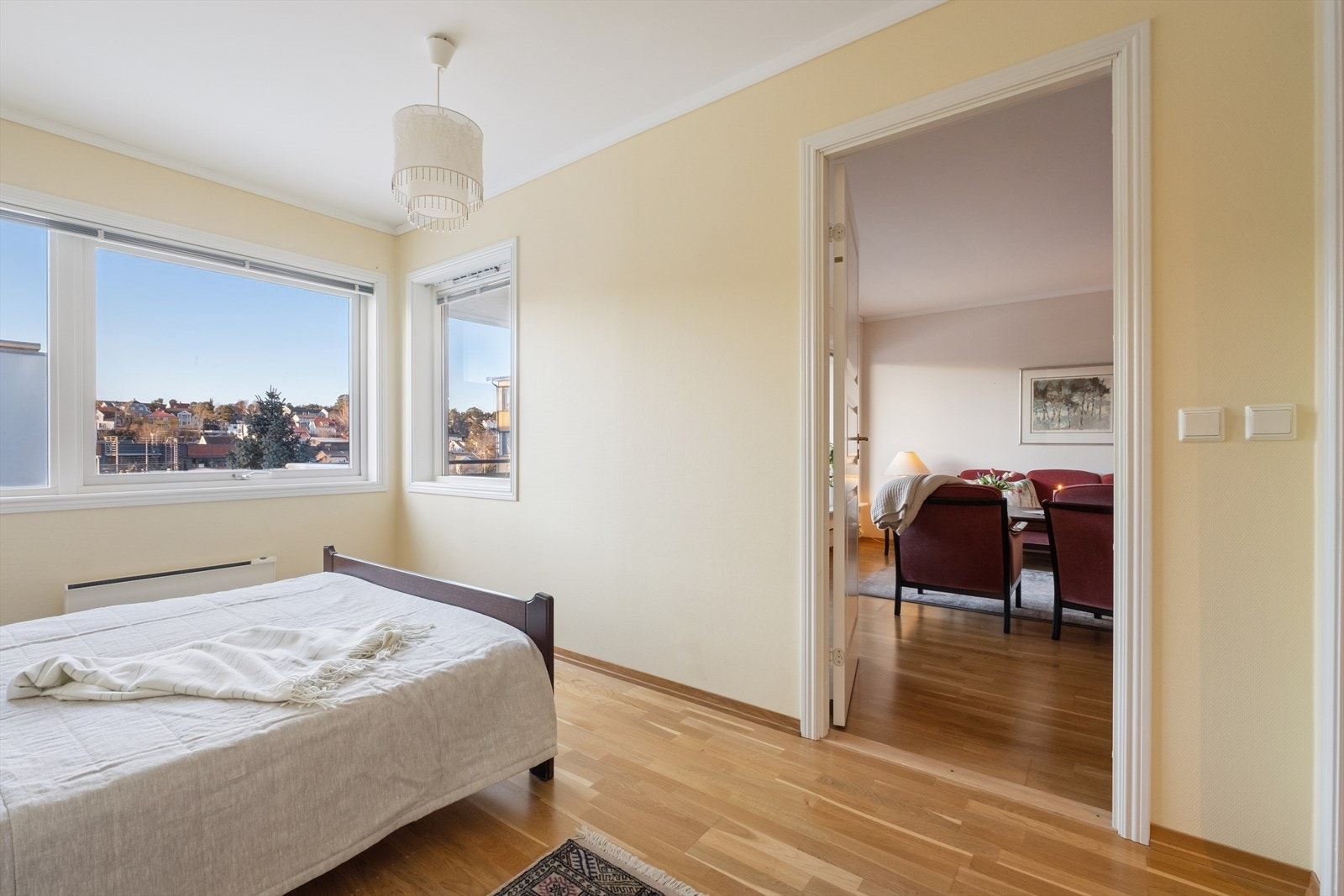 Hovedsoverommet med plass til dobbeltseng, tilhørende møblement og garderobeskap. Galleribilde