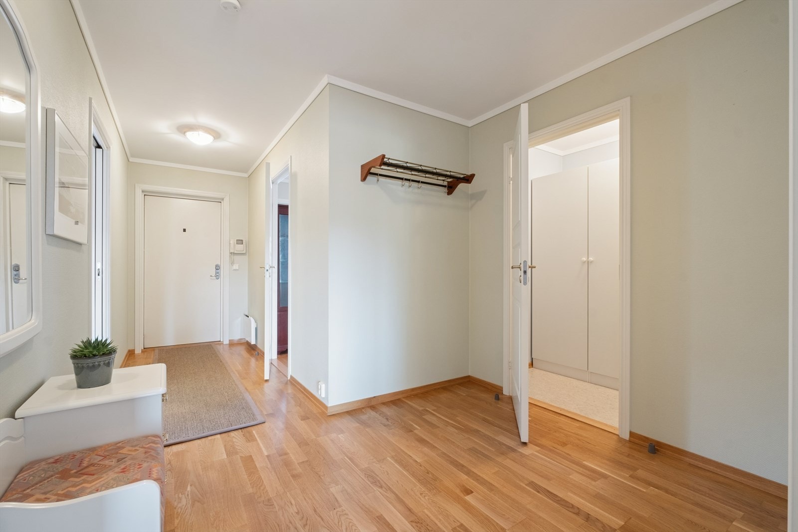 Her ønskes du velkommen inn i en entré med god plass til å henge fra deg ytterklær. Galleribilde