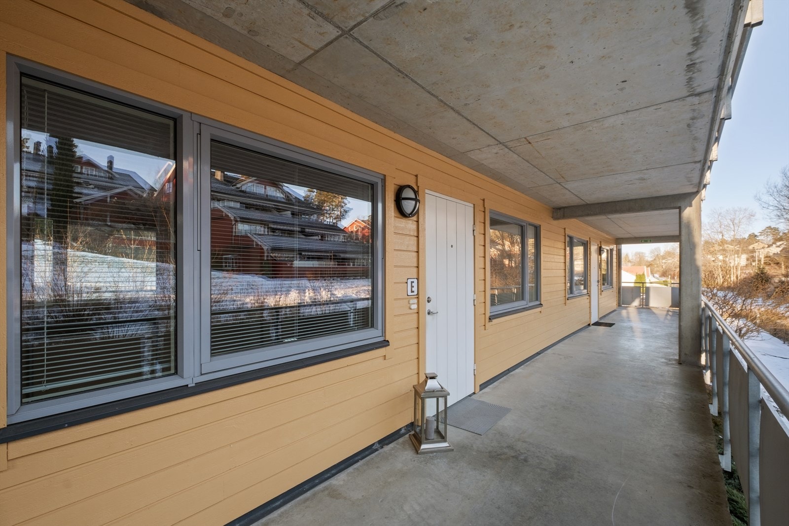 Det er felles og låsbar sykkelbod rett i nærheten av inngangspartiet. Kort gang/sykkelavstand til sentrum og Meny på Wilbergjordet Galleribilde