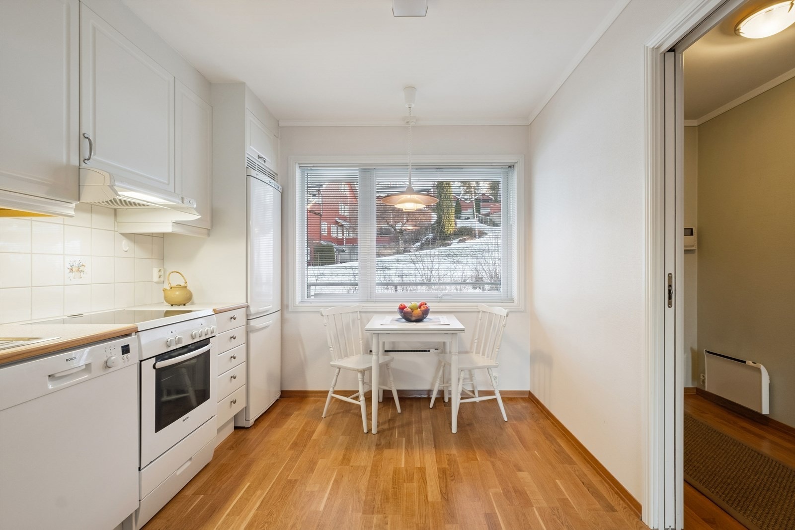 Fin frokostplass ved vinduet Galleribilde