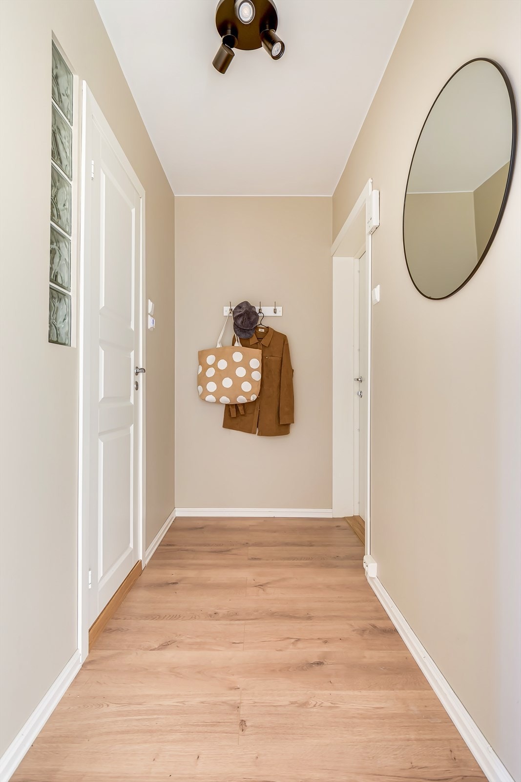 Lys gang med plass til å henge fra seg ytterklær. Galleribilde