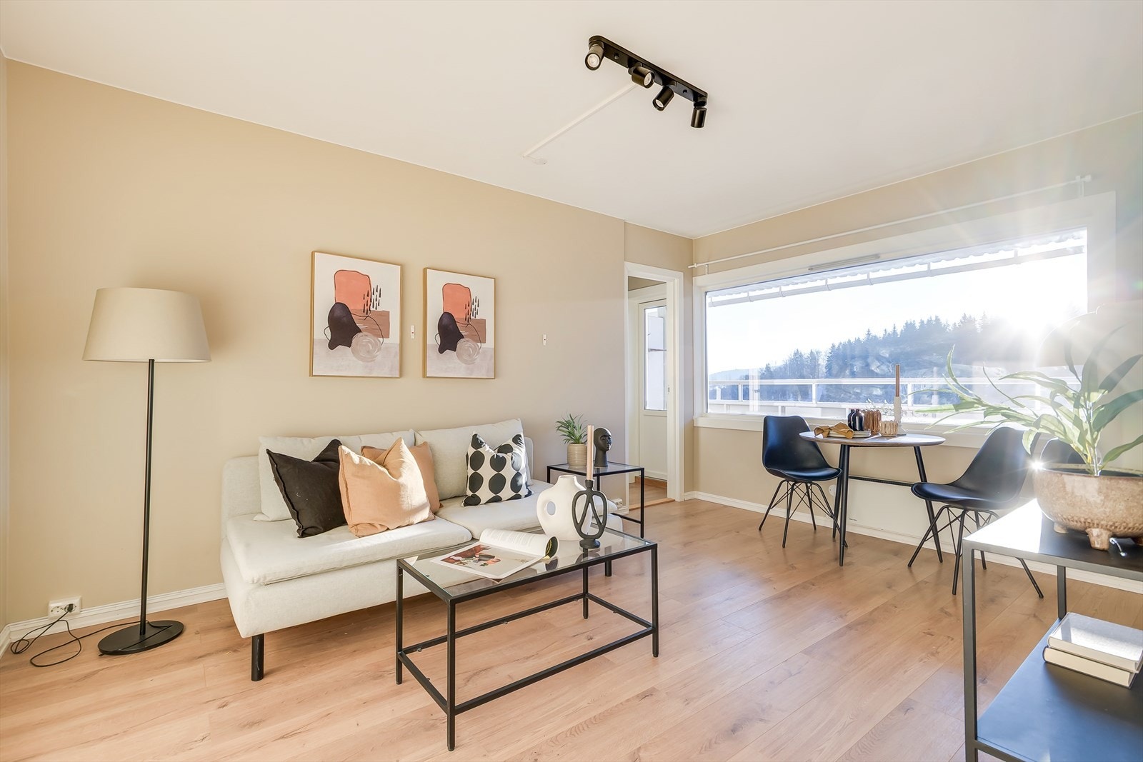 Herlig stue med store vindusflater som gir optimale lysforhold. Galleribilde