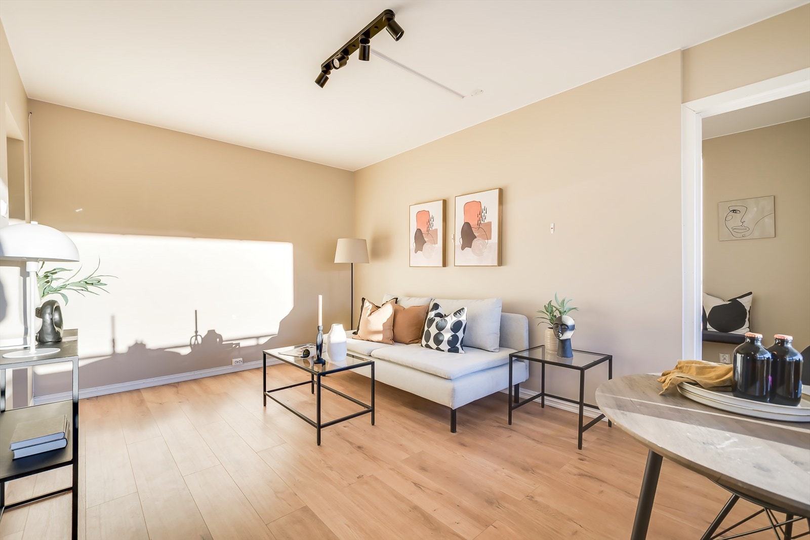 Stuen er lys og kan enkelt innredes med sofagruppe, TV-møblement og spisebord. Galleribilde