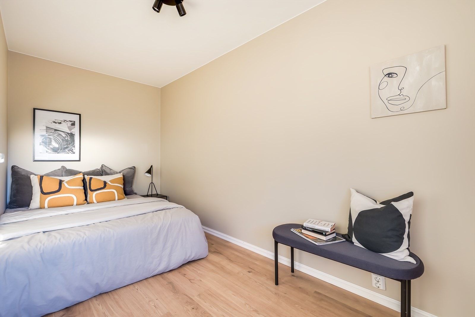 Her det plass til dobbeltseng, nattbord og garderobeløsning. Galleribilde