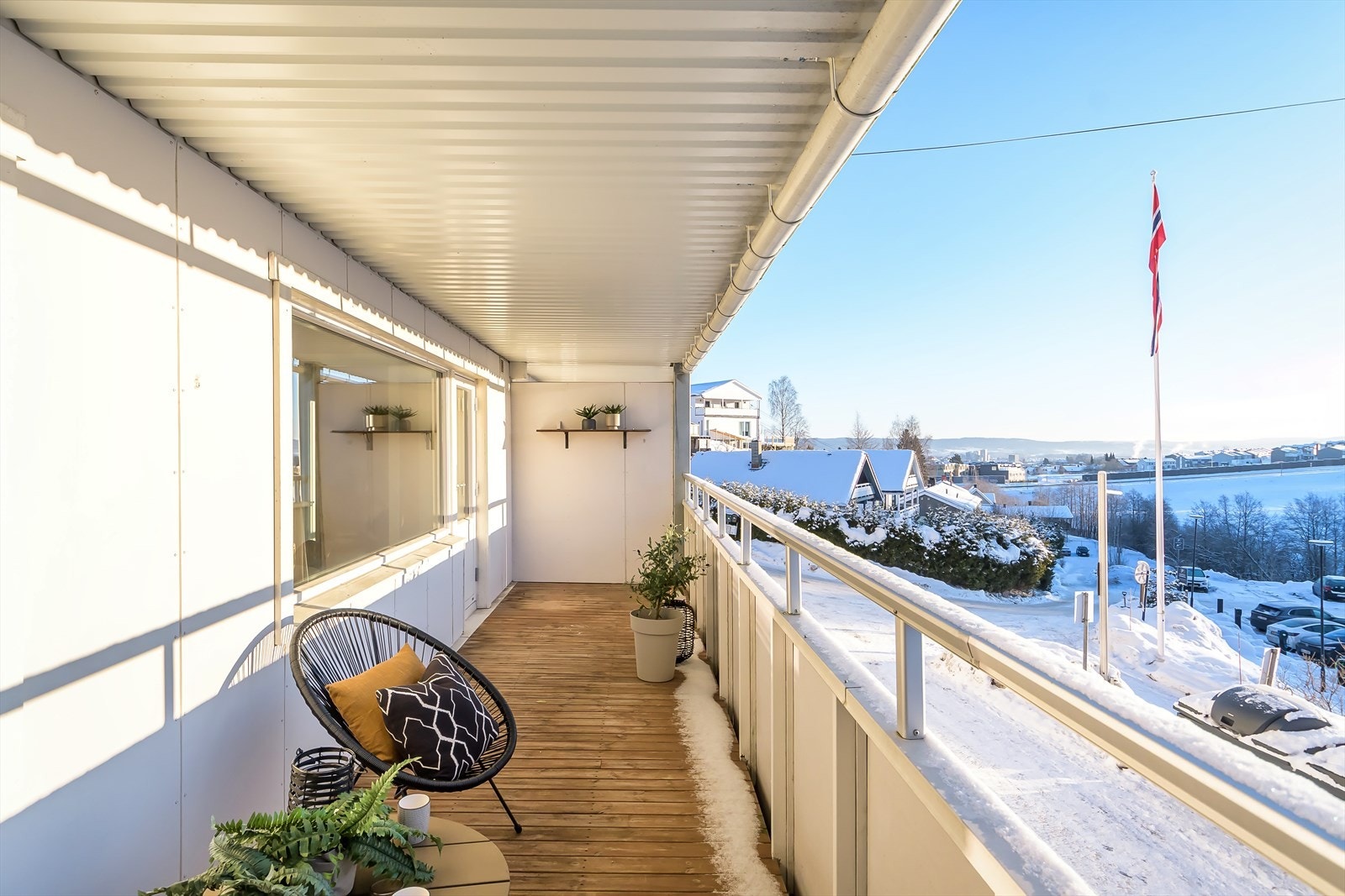 Balkongen er sydvendt med koselig utsyn over nærområdet Galleribilde