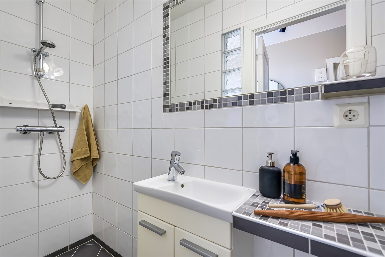 Innredningen bestå av vegghengt wc, servant og dusjnisje. Galleribilde