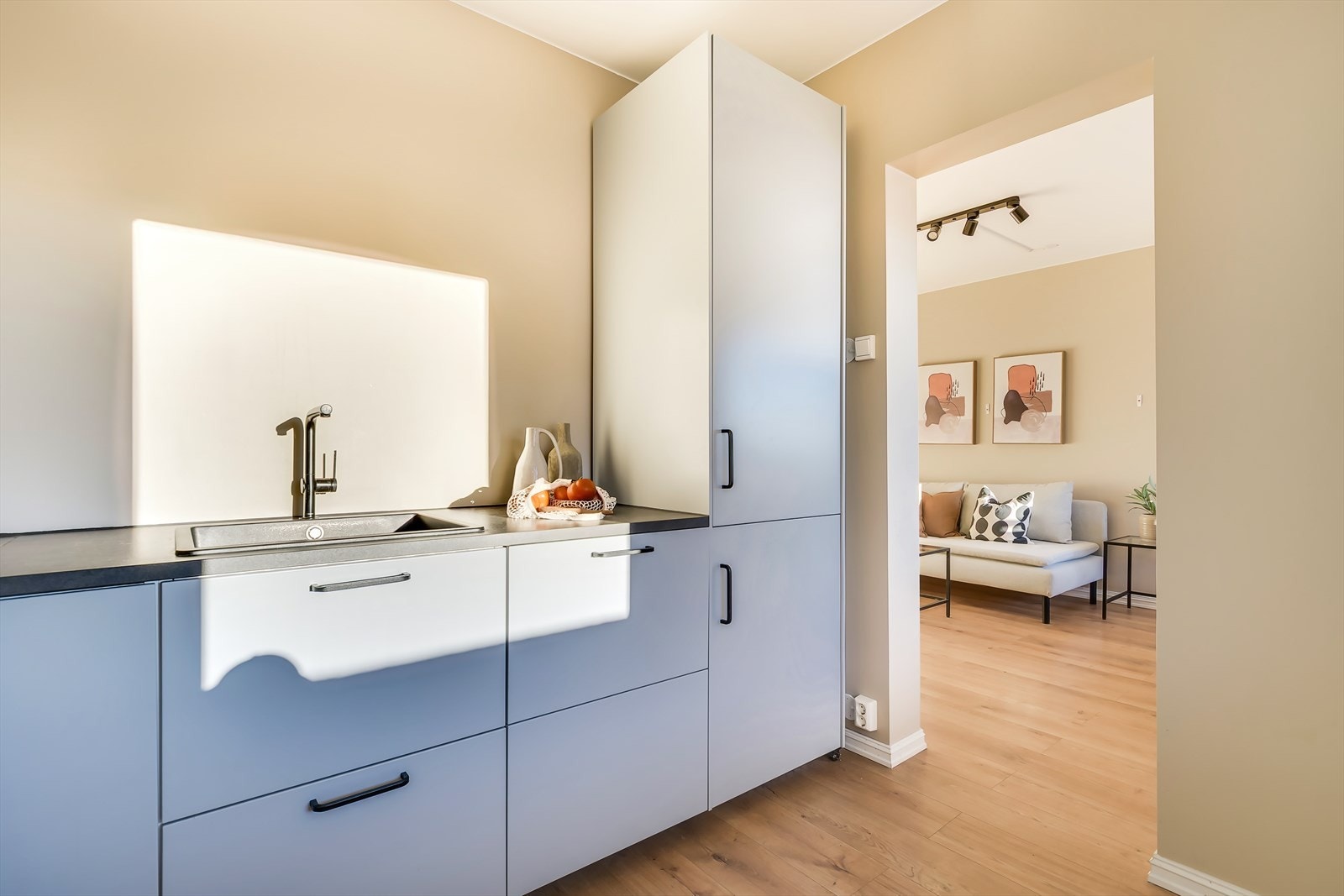 Separat kjøkken med rikelig med plass i skuffer og skap. Galleribilde