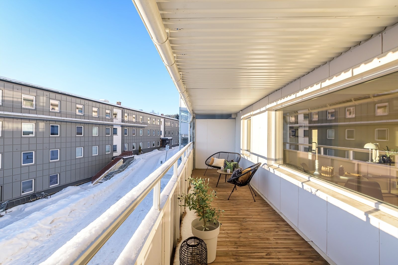 Her er det god plass til sittegruppe, grill, spisebord mm Galleribilde