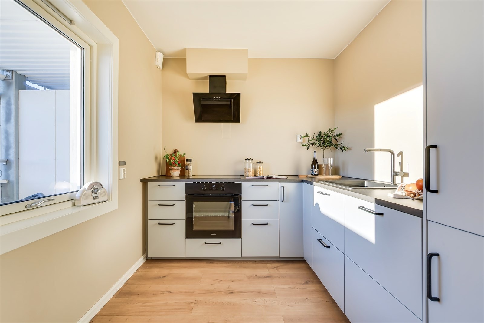 Innredningen består av glatte fronter og laminat benkeplate. Galleribilde