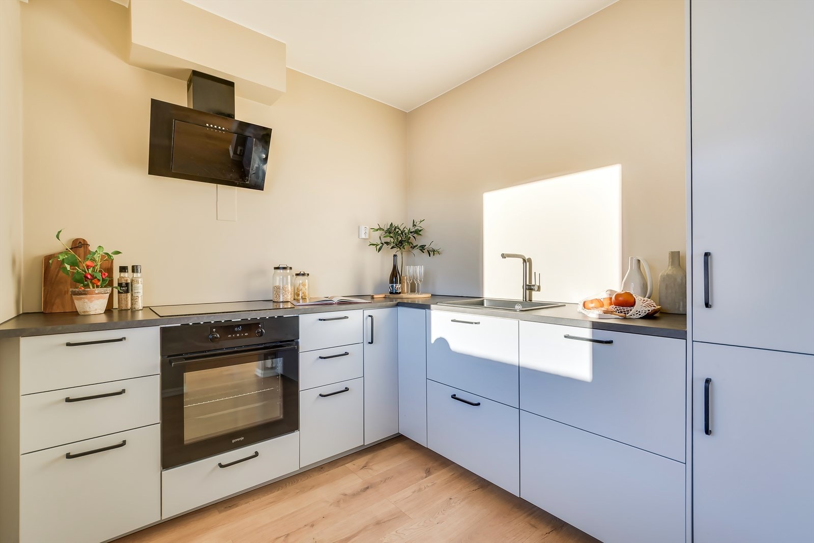 Moderne kjøkken fra 2022 med integrerte hvitevarer. Galleribilde