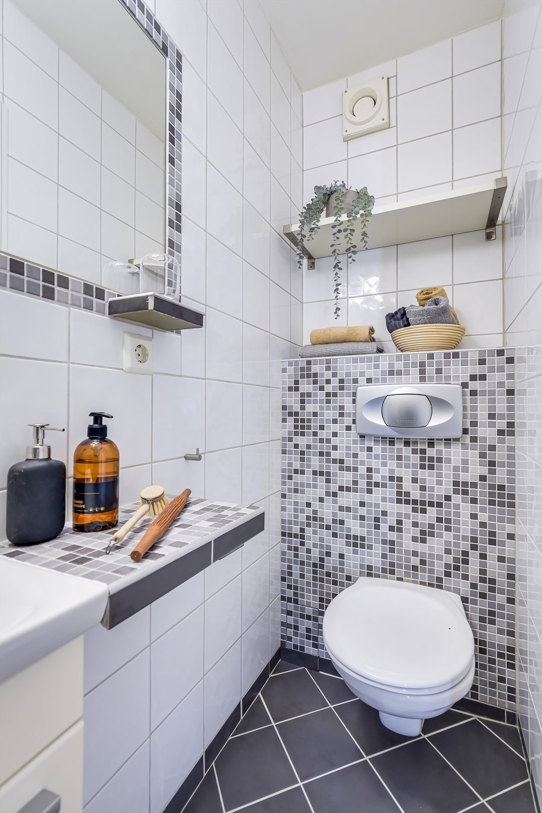 Flislagt bad med elektrisk gulvvarme. Galleribilde