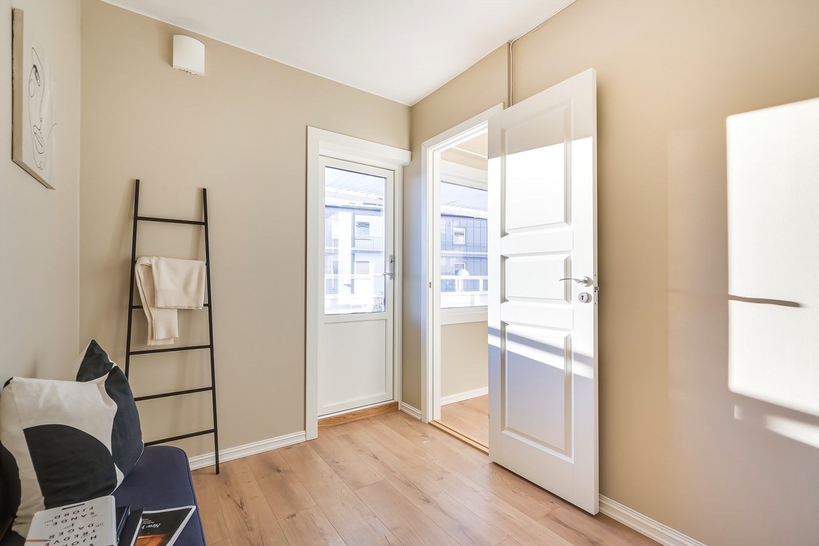 Fra soverommet er det utgang til balkongen. Galleribilde