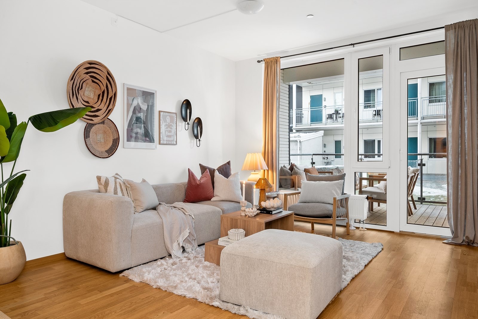 Velkommen til Losjevegen 4 B - en innbydende og gjennomgående 3-roms selveierleilighet i 1. etasje. Galleribilde