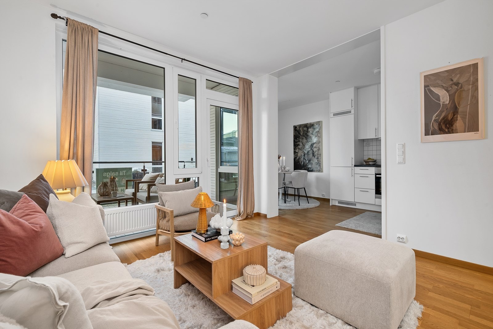 Store vinduer slipper inn rikelig med naturlig lys til stuen. Galleribilde