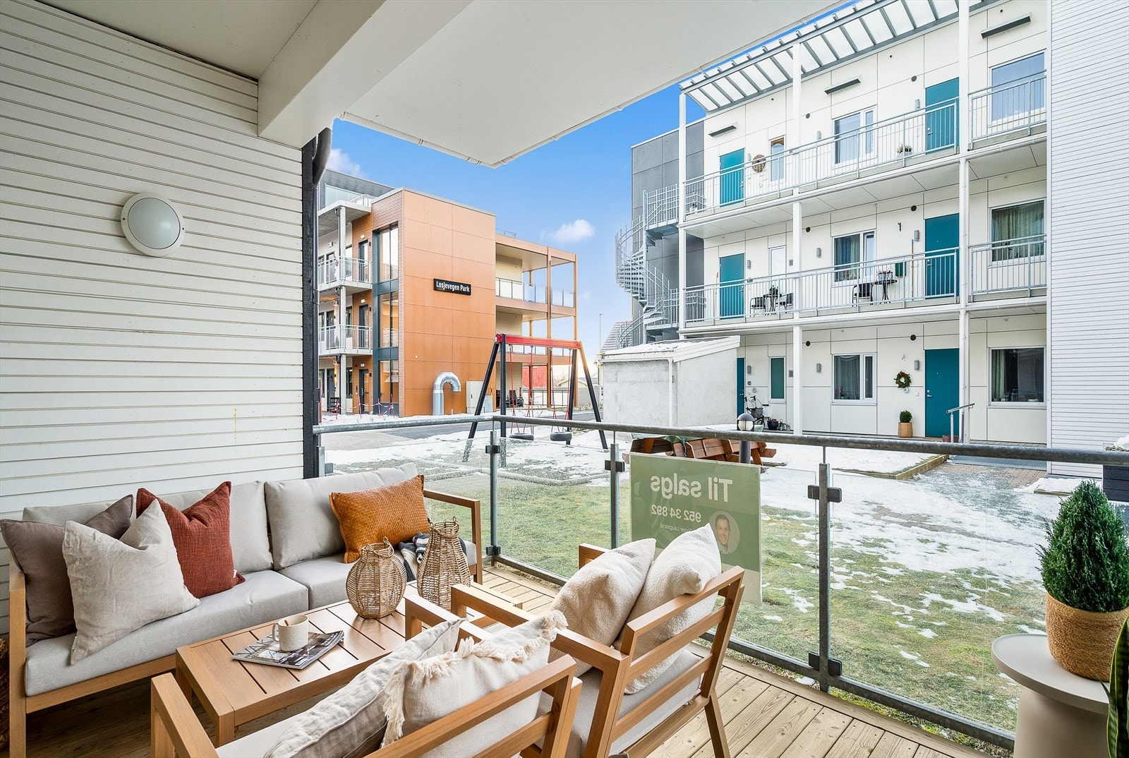 Stuen forlenges av en overbygget terrasse som måler ca. 12 kvm. Galleribilde