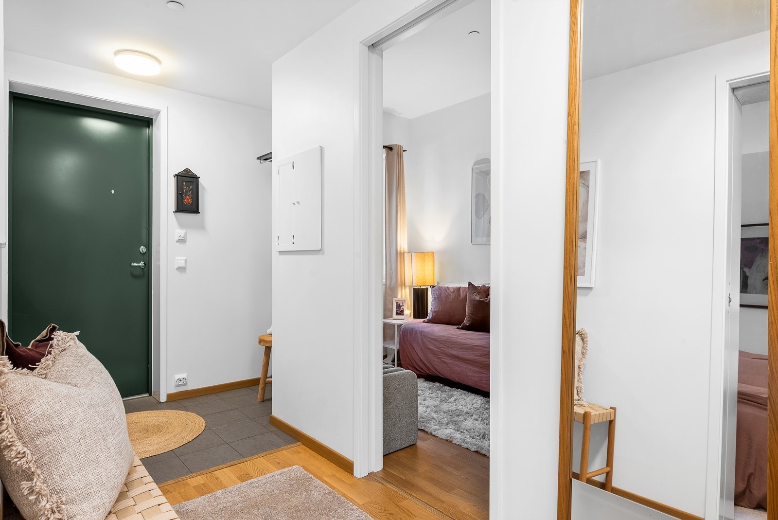 Entréen glir sømløst over i en gang med tilliggende bod for praktisk oppbevaring, og det er innhuk til yttertøyet ved døra. Galleribilde