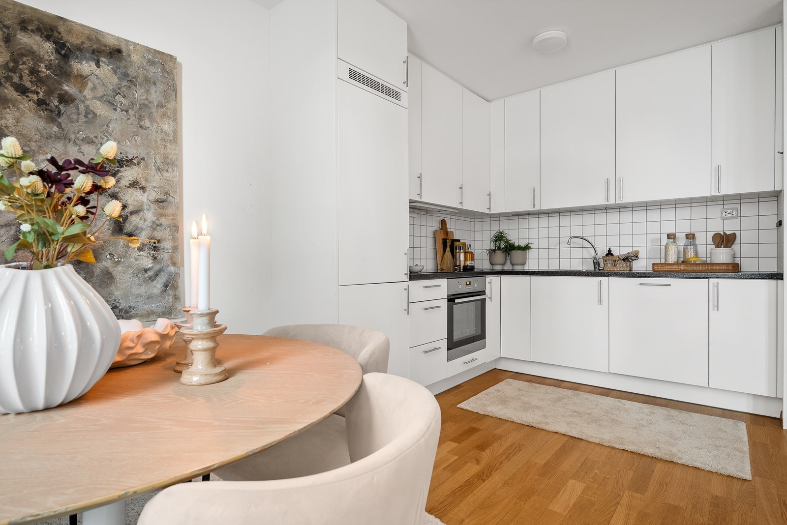 Takhøyden er godt utnyttet på kjøkkenet! Galleribilde