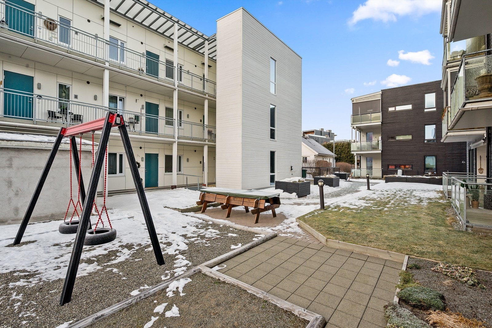 Alt er tilrettelagt for enkle hverdager, og man kan ta heis ned til en egen garasjeplass i felles parkeringskjeller. Galleribilde