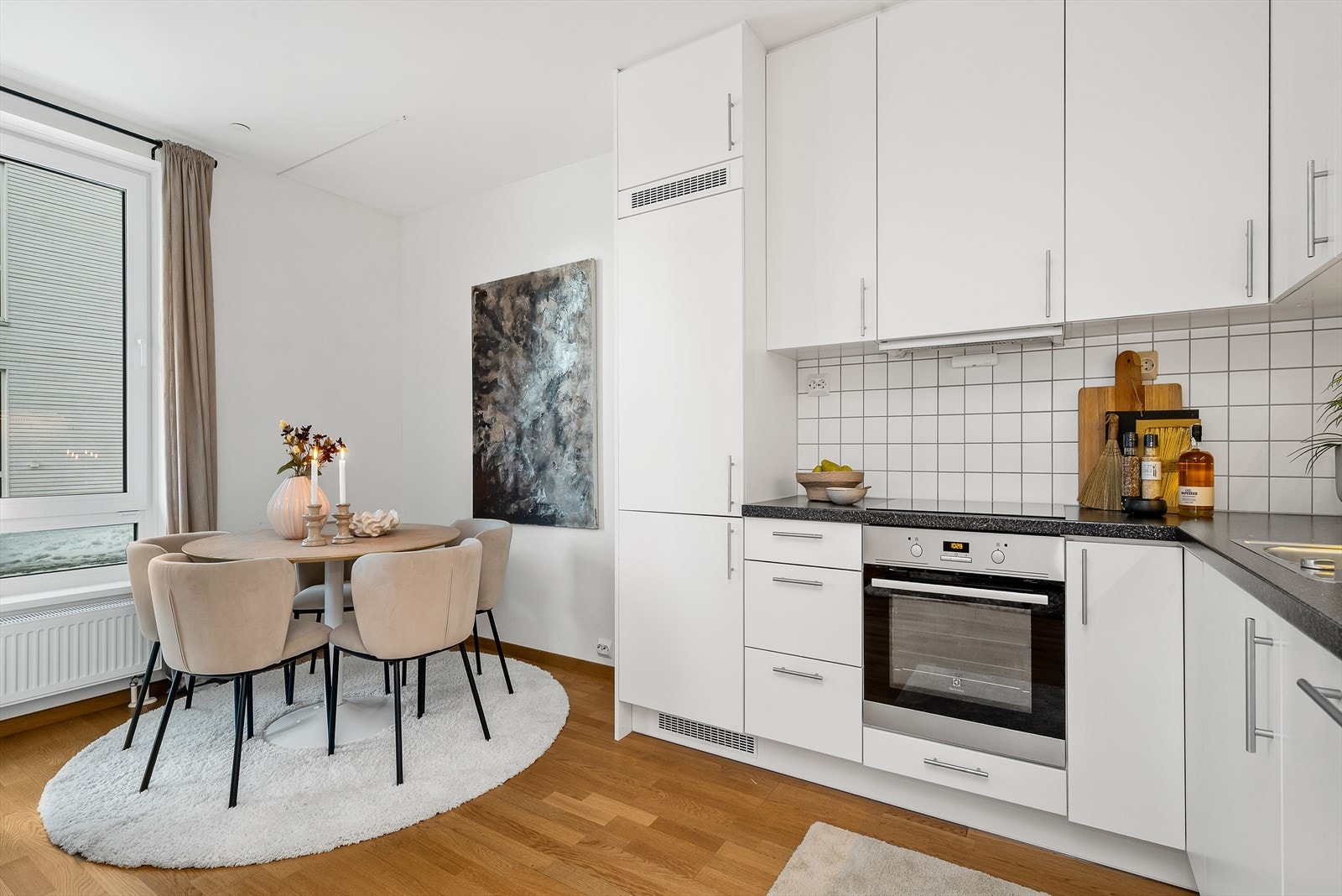 Kjøkkenet er oppført i en funksjonell L-form med god arbeidsflyt og skapplass. Galleribilde