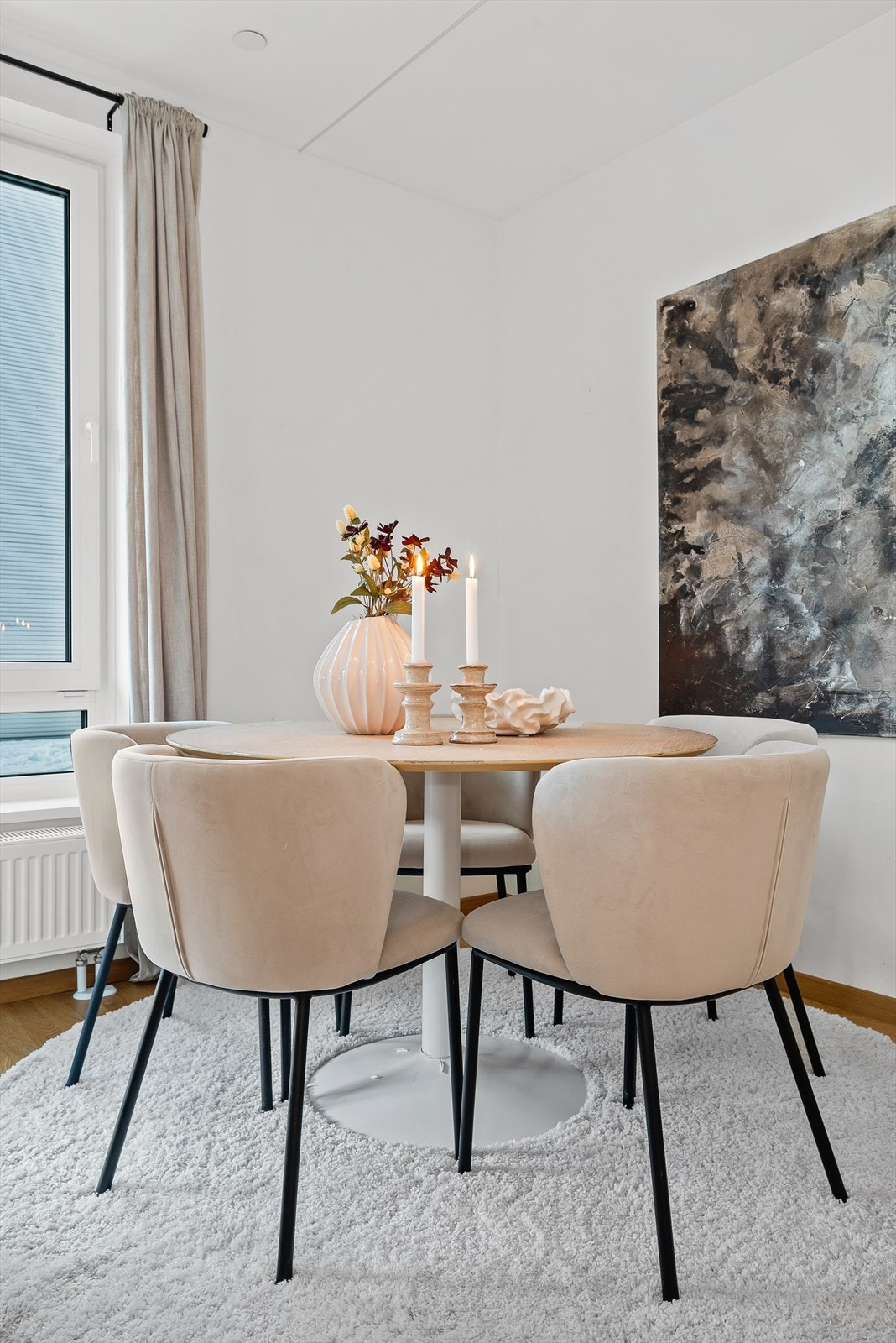 Rommet er naturlig inndelt i ulike soner, og det passer utmerket å innrede med spisebord i en avdelt krok ved kjøkkenet. Galleribilde