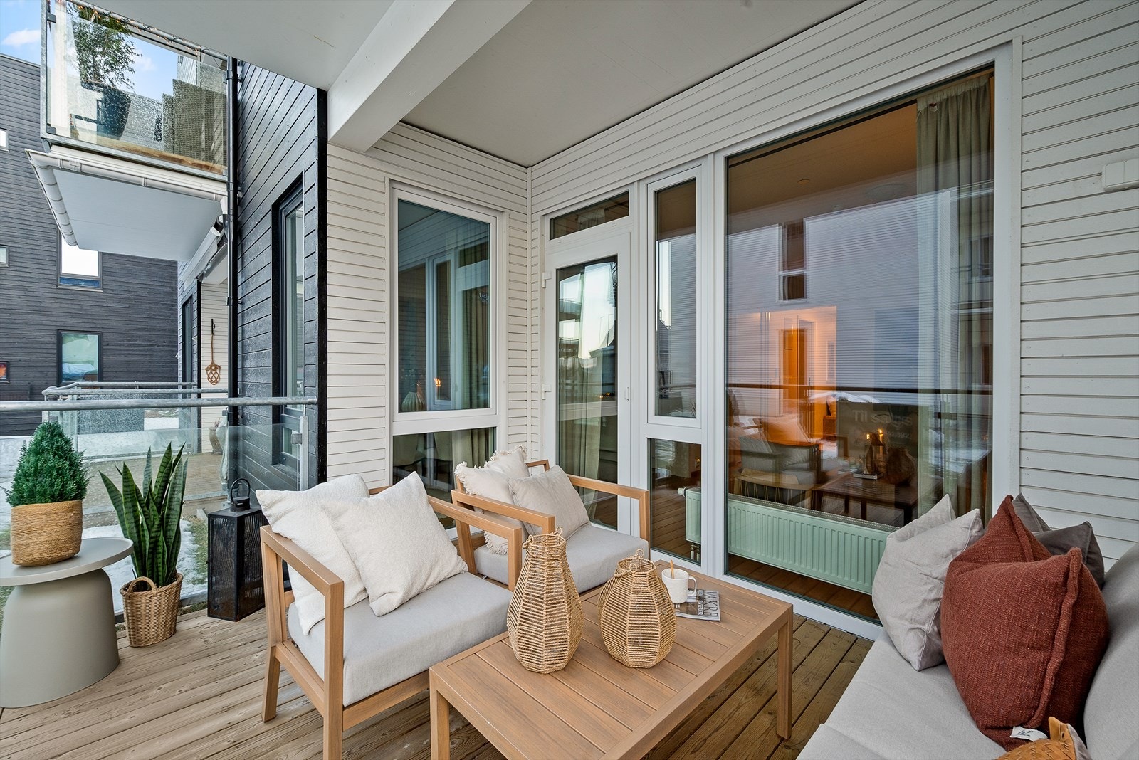 På terrassen er det belysning, stikkontakt og stilrent glassrekkverk. Galleribilde