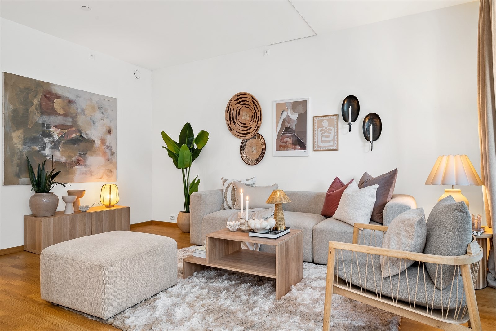 Ekstra god takhøyde bidrar til en herlig og luftig atmosfære i stuen. Galleribilde