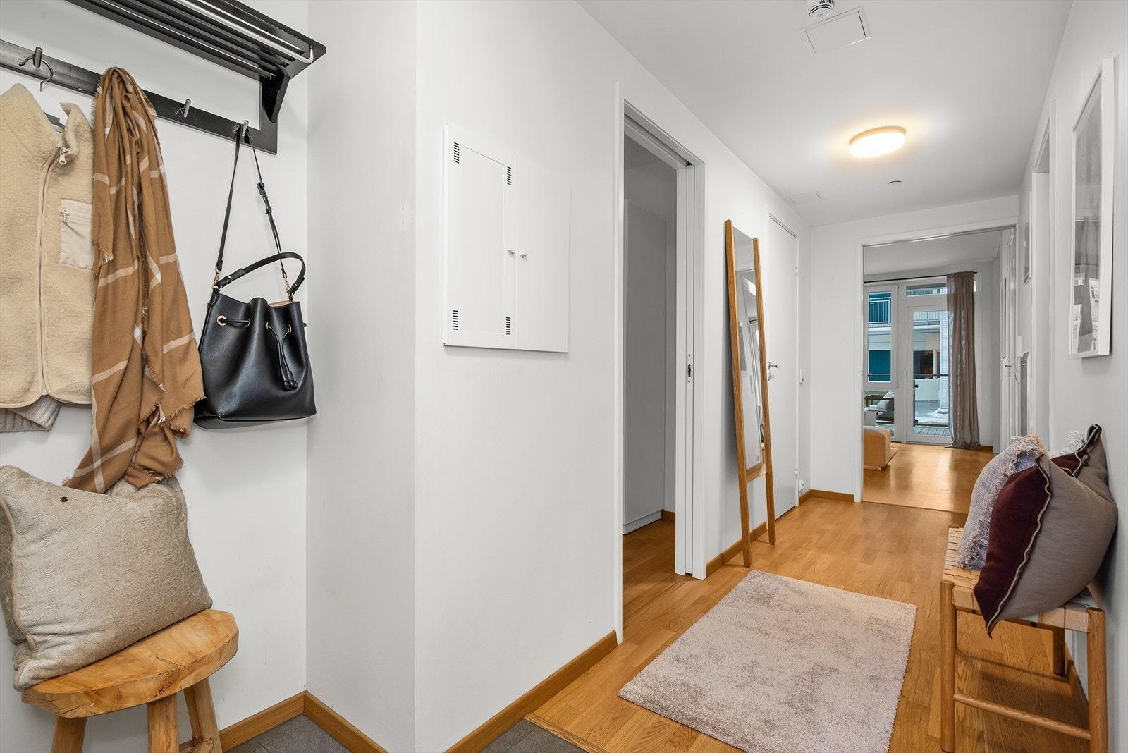 Tilliggende entreen finner man en hendig bod på ca. 3,5 kvm - perfekt for oppbevaring av yttertøy og utstyr. Galleribilde