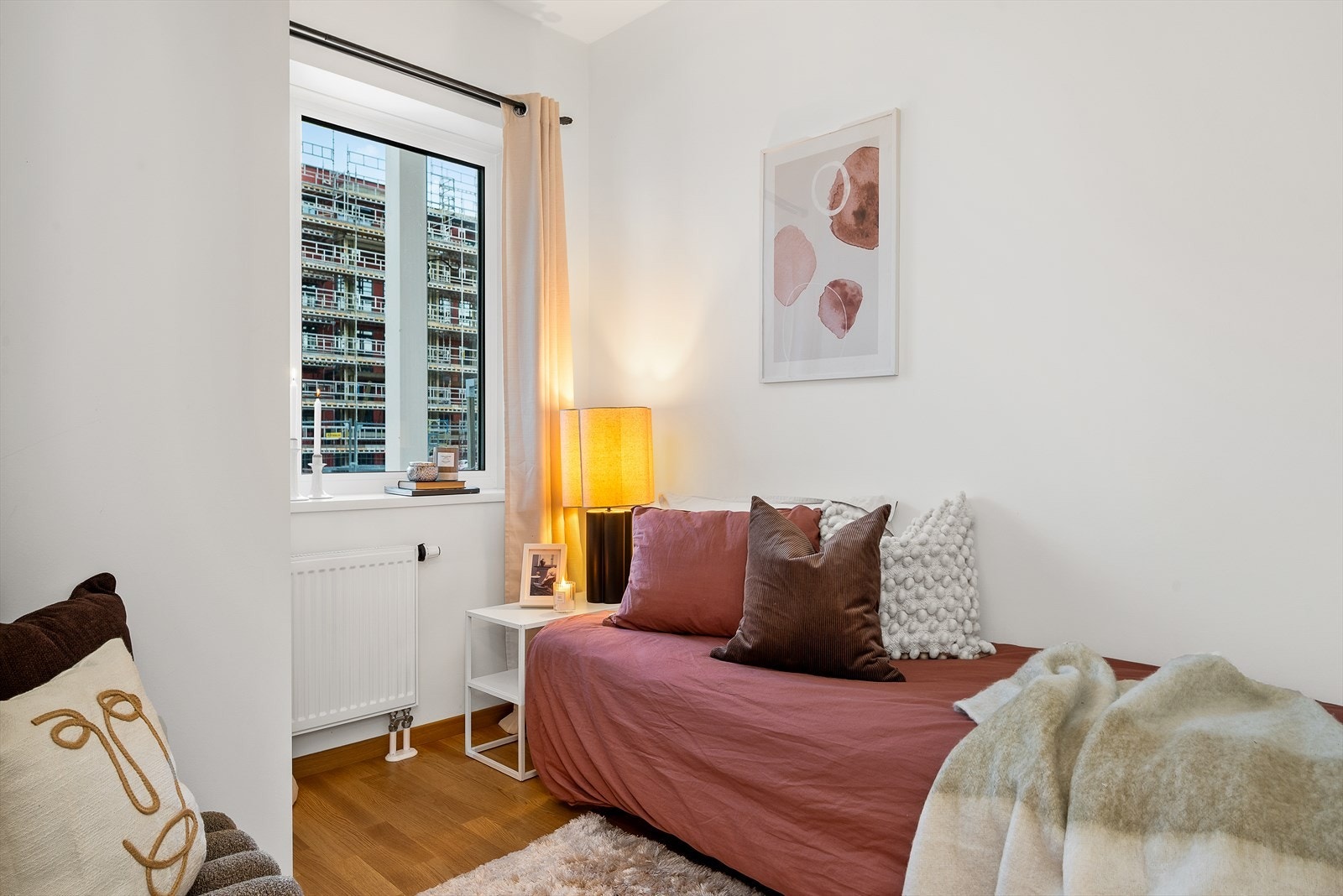 Leiligheten oppvarmes via radiatorer med vannbåren varme i stuen og på soverommene. Galleribilde