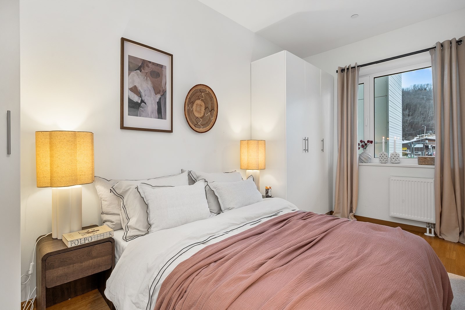 I leiligheten er det to pene soverom med en behagelig atmosfære. Galleribilde