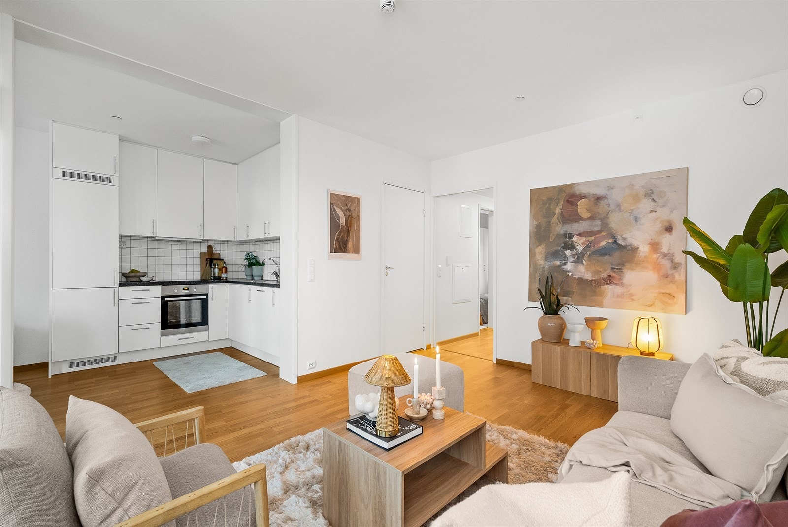 Sammen med kjøkkenet danner stuen et åpent, sosialt og innbydende oppholdsrom. Galleribilde