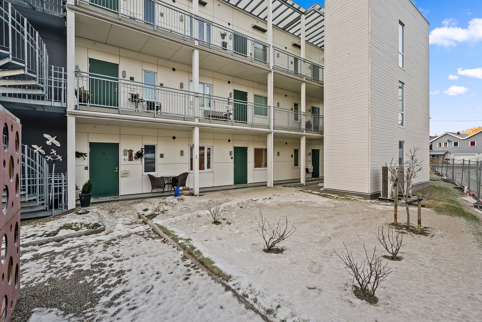 Leiligheten har egen inngang med trappefri adkomst, og passer utmerket for både nyetablerte og de som ønsker å bytte ut eneboligen med noe enklere. Galleribilde