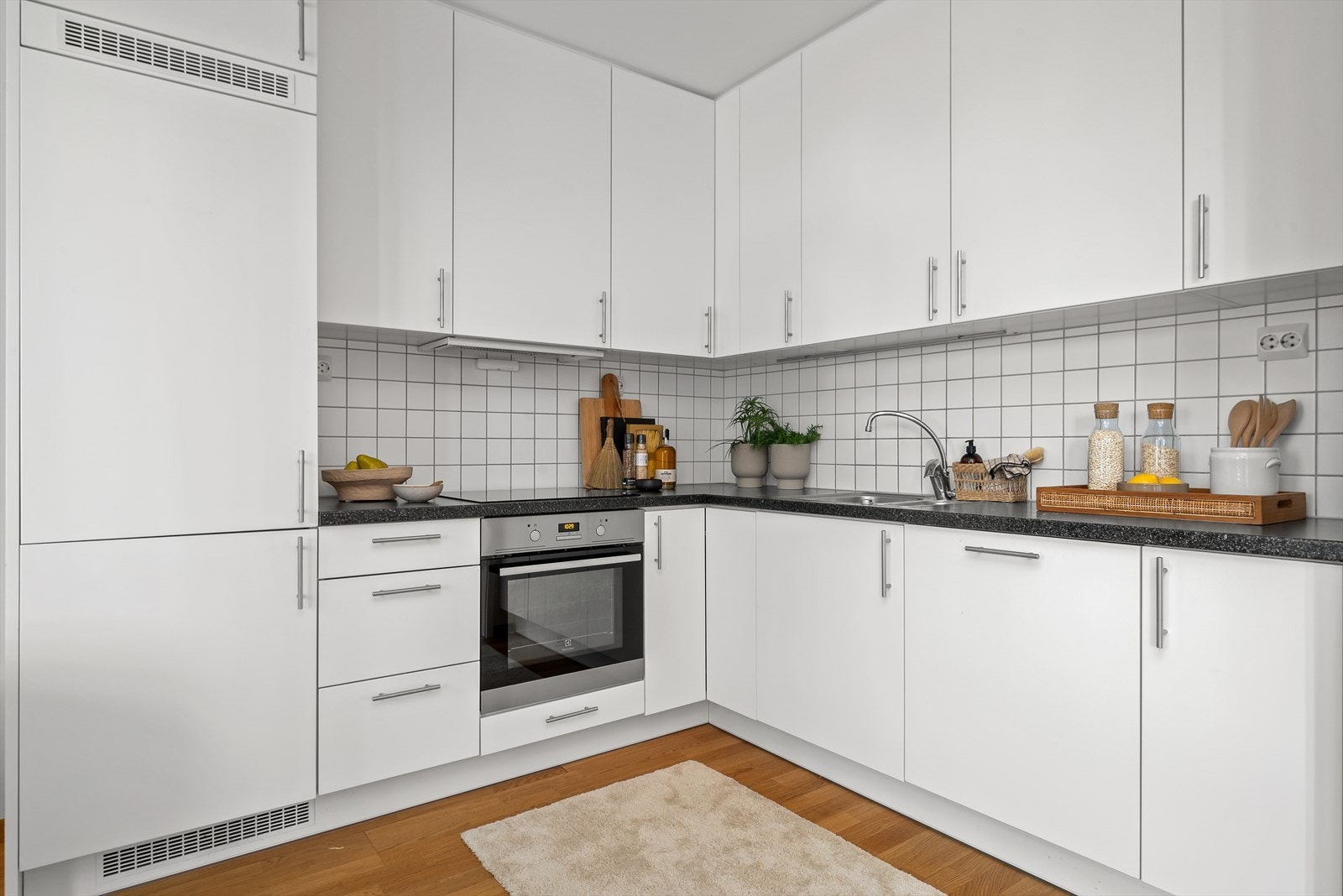 Alle hvitevarene er integrerte; stekeovn, induksjonstopp, oppvaskmaskin og ny kombinert kjøl/frys installert i 2024. Galleribilde