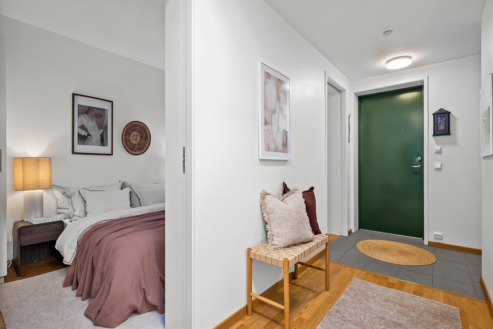 Man ønskes velkommen av en fin éntre med varmekabler under grå gulvfliser. Galleribilde